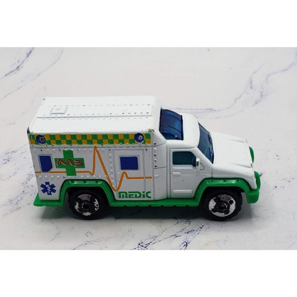 2000 Matchbox Medic M3 White Ambulance Diecast Emergency Vehicle - Picture 3 of 8